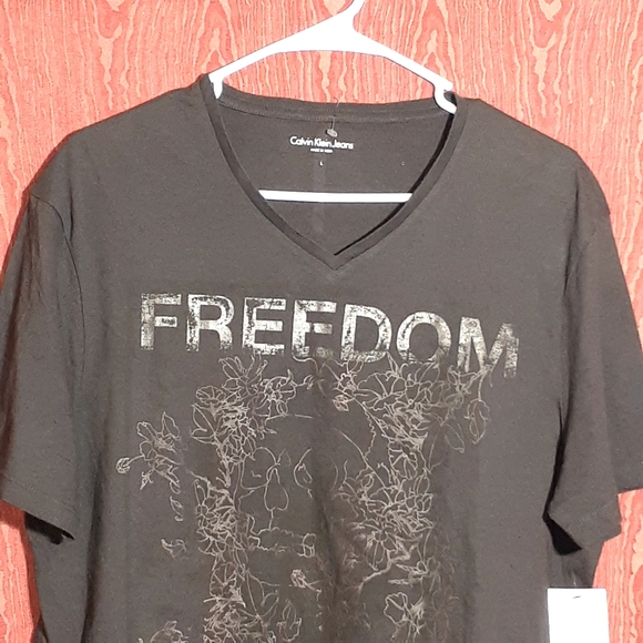 SOLD! CALVIN KLEIN JEANS FREEDOM T-SHIRT WOMENS SZ L SHORT SLEEVE LOGO DARK GRAY - Picture 2 of 9